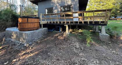 Cypress Cabin - Riverside Hot Tub, BBQ & WiFi