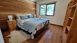 2 quartos, escrivaninha, ferros/tábuas de passar roupa, berço de viagem
