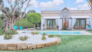 A residential property with a swimming pool, outdoor seating, and a well-maintained garden. - Villa Bacio: An elegant and welcoming two-story villa situated at a short distance from the Adige river, with Free WI-FI. (Castelbaldo)