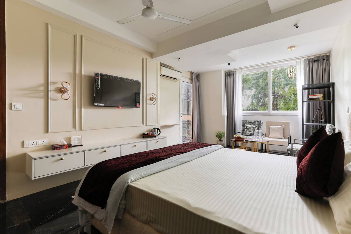 Classic Studio, Park View | In-room safe, desk, laptop workspace, blackout drapes