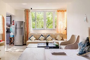 Habitación doble, vista al jardín | Caja de seguridad en la habitación y escritorio