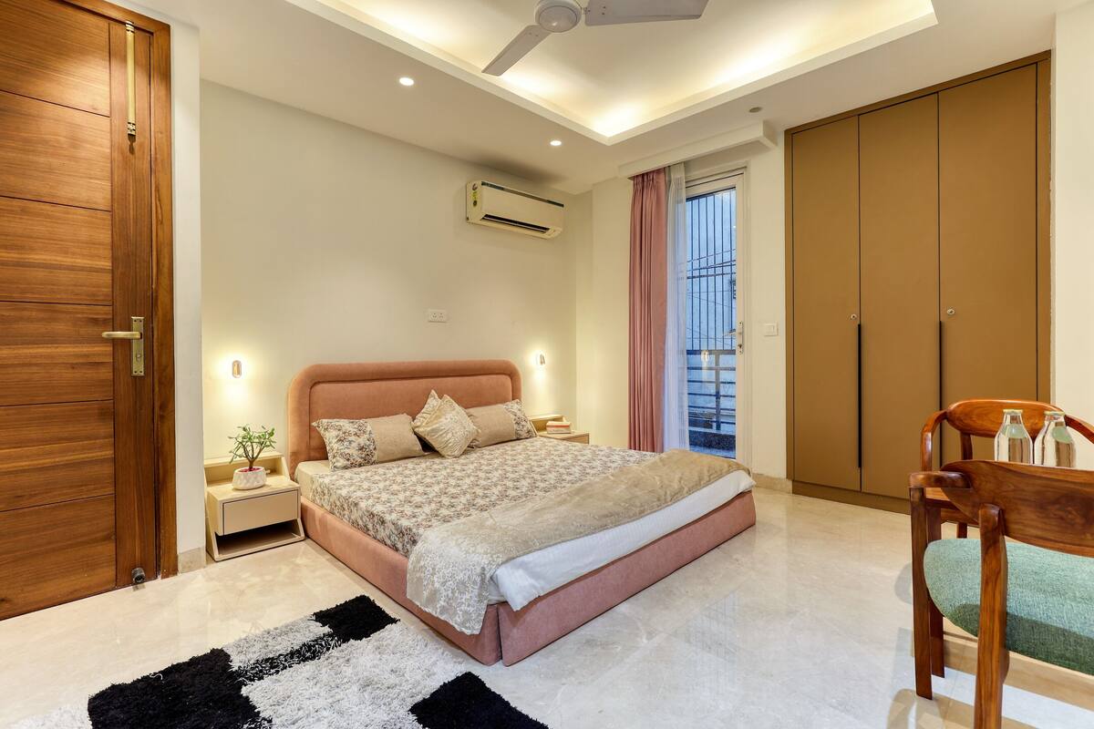 Deluxe Room | In-room safe, desk, laptop workspace, blackout drapes