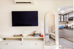 Double Room, Garden View | Living area