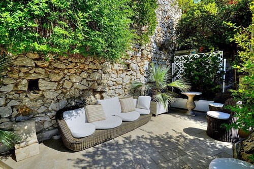 Villa Marinella: A romantic and welcoming three-story villa situated in a quiet location, at a short distance from the famous Piazzetta of Capri, with Free WI-FI.