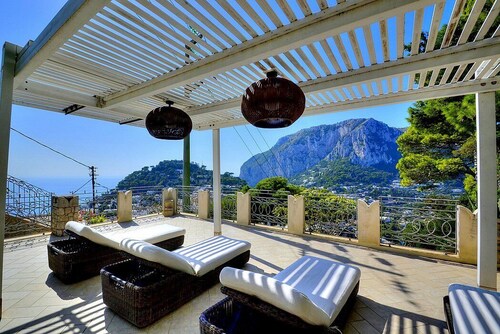 Villa Marinella: A romantic and welcoming three-story villa situated in a quiet location, at a short distance from the famous Piazzetta of Capri, with Free WI-FI.