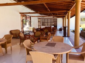 Área de estar no saguão