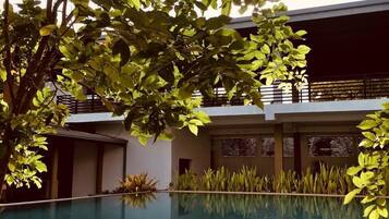 15 outdoor pools