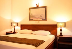 Skrivbord, arbetsyta för laptop och gratis wi-fi