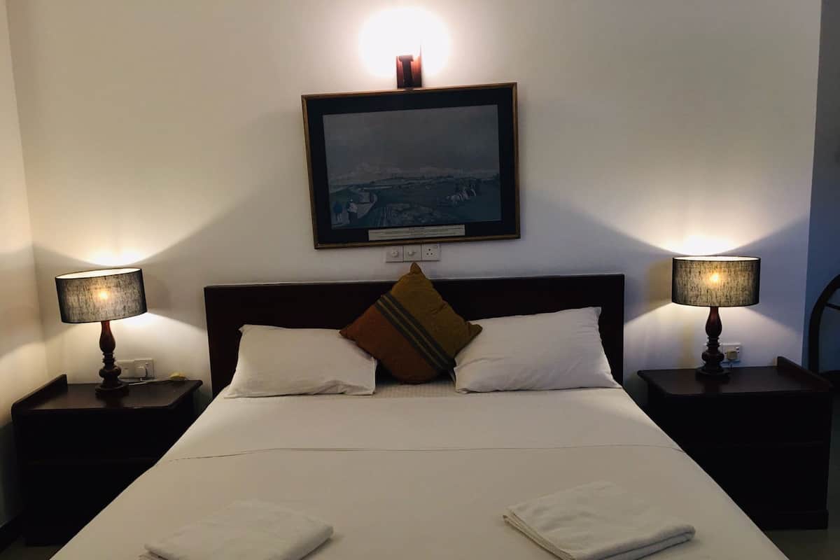 Quarto casal, vista para a piscina | Escrivaninha, espaço de trabalho para notebook, Wi-Fi de cortesia