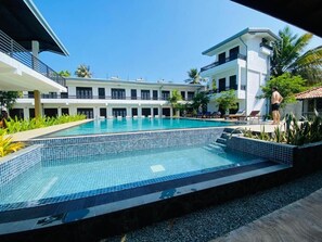 15 piscinas externas