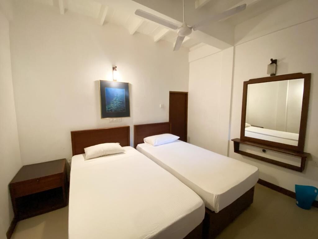 办公桌、笔记本电脑工作区、免费 WiFi