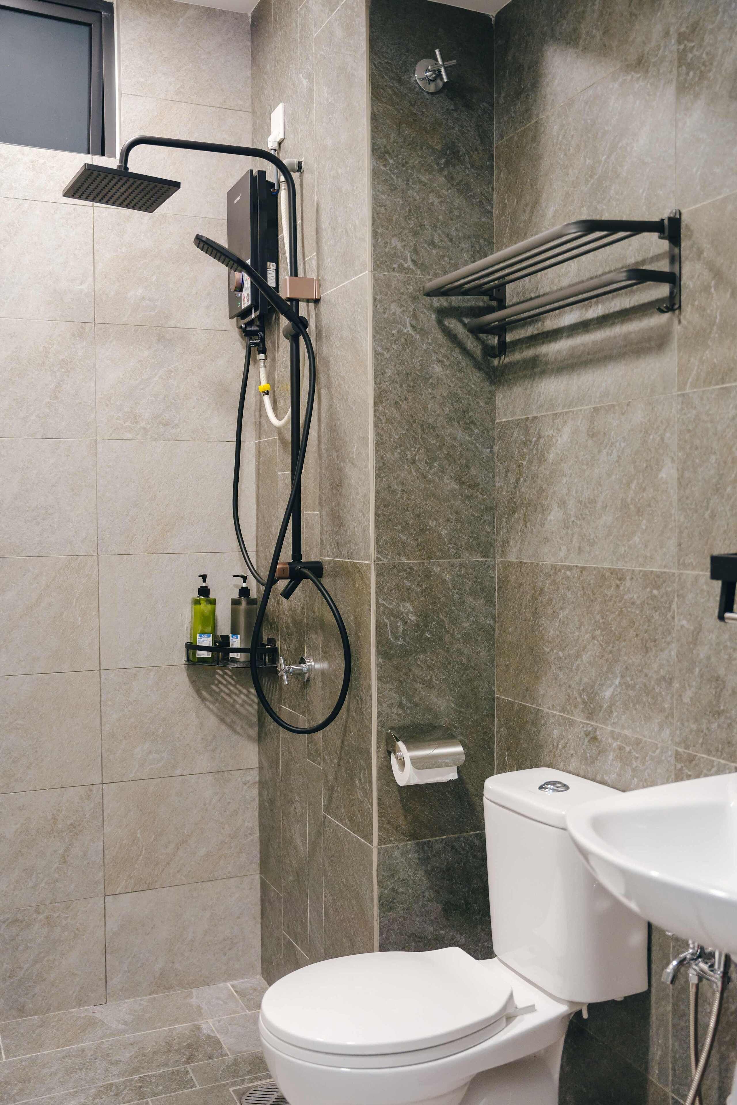 Un baño moderno con ducha, inodoro y lavabo.