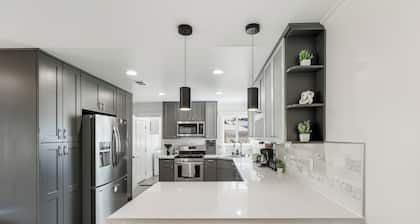 Modern 4BR House w/BBQ, AC & Games, Close to Techs next to Palo Alto, Stanford