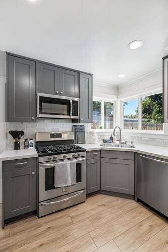 New4BR! Modern House, BBQ & Games, Close to Techs next to Palo Alto, Stanford