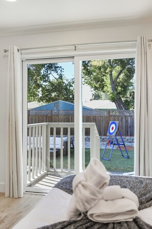 4 bedrooms, iron/ironing board, WiFi, bed sheets