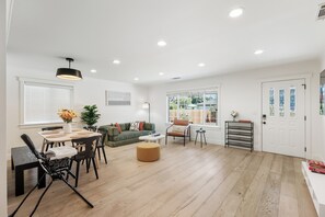 Interior - Modern 4BR House w/BBQ, AC & Games, Close to Techs next to Palo Alto, Stanford (East Palo Alto)
