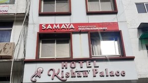 Un immeuble à plusieurs étages portant une enseigne indiquant « Samaya Hotel Kishan Palace ».