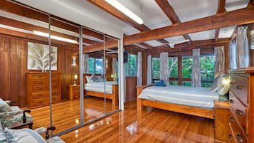 4 bedrooms, iron/ironing board, Internet, bed sheets