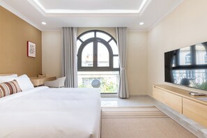 Dobbeltrom – standard | Skrivebord for bærbar PC, wi-fi (inkludert) og sengetøy