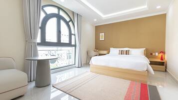 Espacio para trabajar con laptop, wifi gratis y ropa de cama