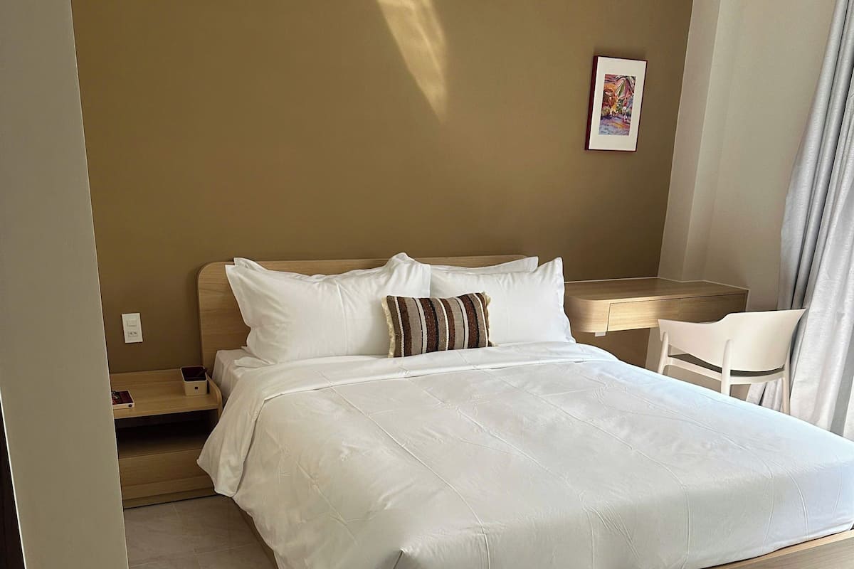 Espacio para trabajar con laptop, wifi gratis y ropa de cama