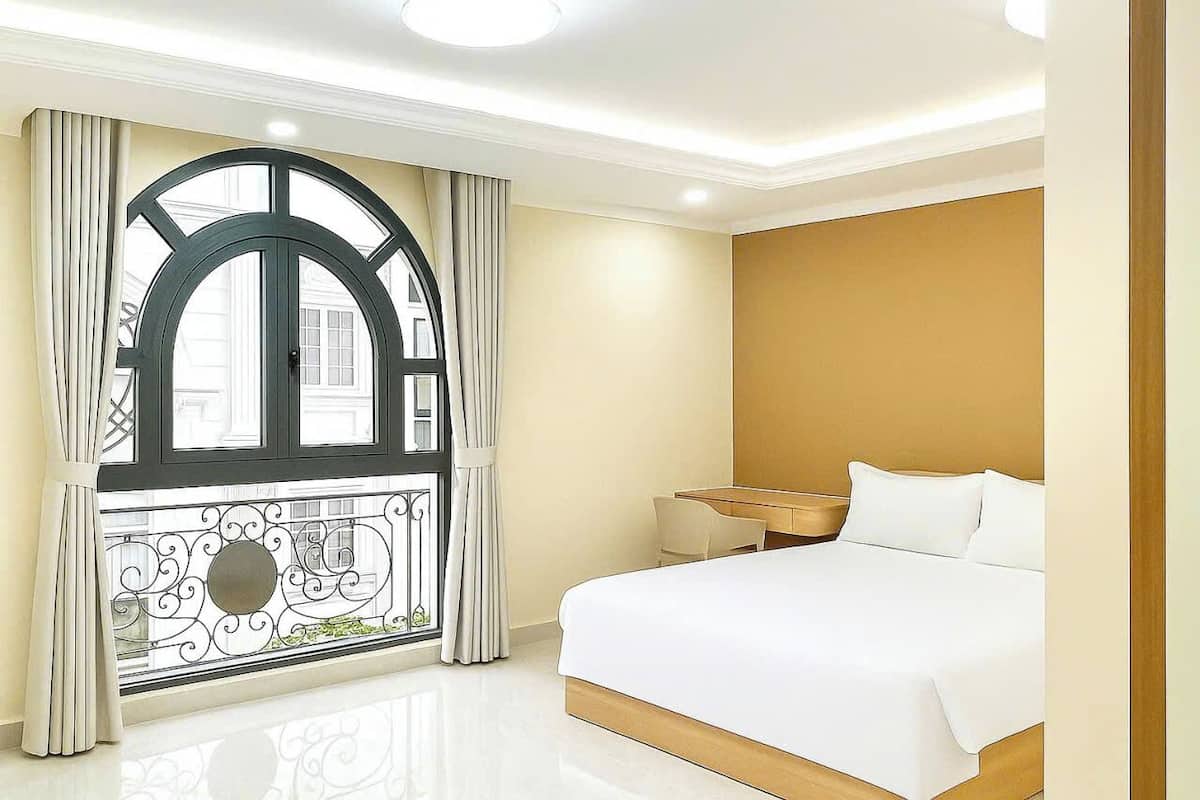 Habitación doble superior, vista a la ciudad | Espacio para trabajar con laptop, wifi gratis y ropa de cama