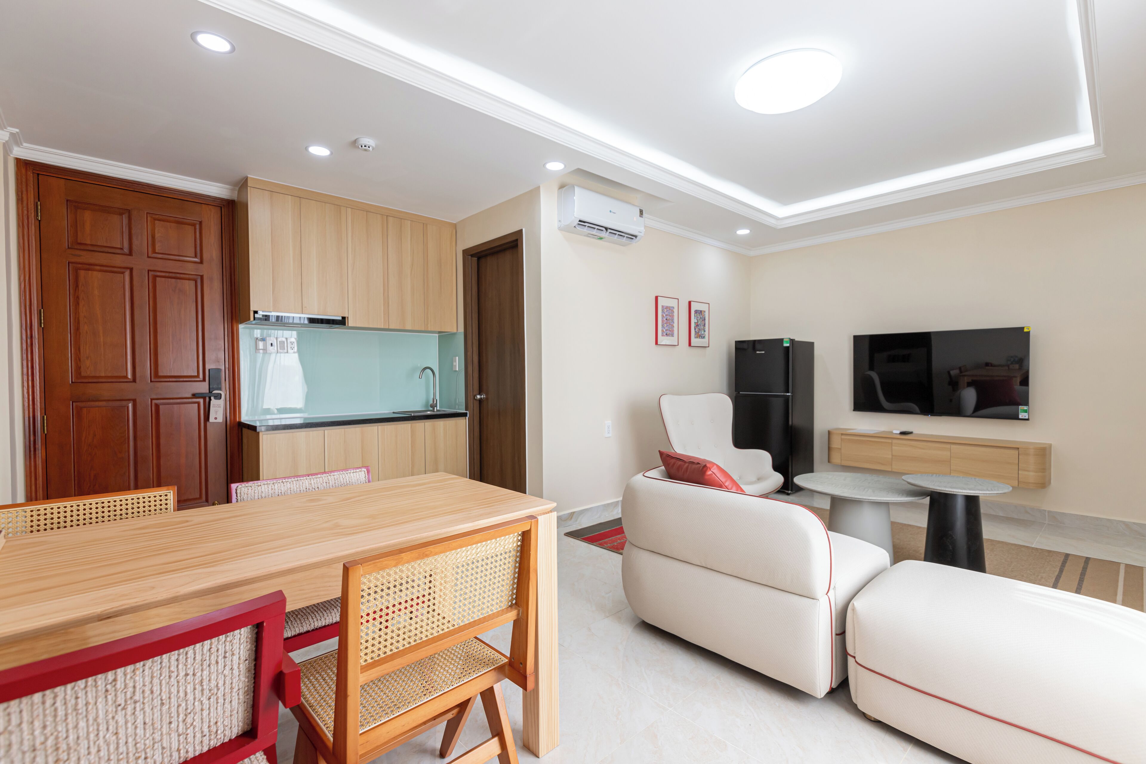 Laptop workspace, blackout drapes, soundproofing, free WiFi