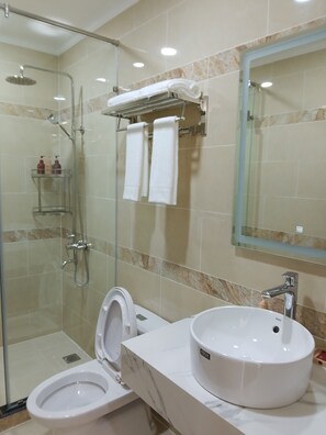 Designer-hygieniatuotteet, hiustenkuivaaja, kylpytakit, pyyhkeet