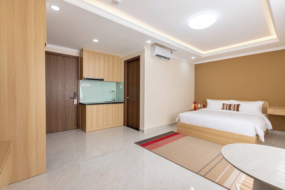 Habitación doble superior | Espacio para trabajar con un portátil y cortinas opacas