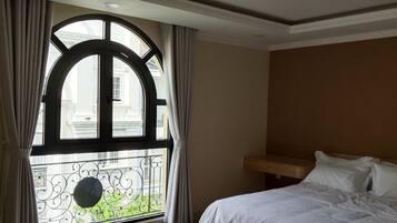 Kahden hengen huone, kaupunkinäköala | Kannettavalle tietokoneelle sopiva työtila, ilmainen Wi-Fi