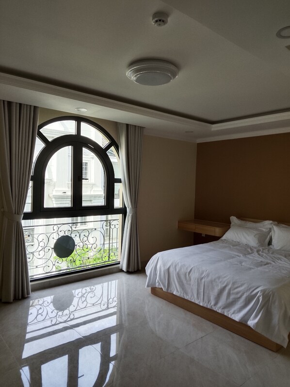 Espacio para trabajar con laptop, wifi gratis y ropa de cama 