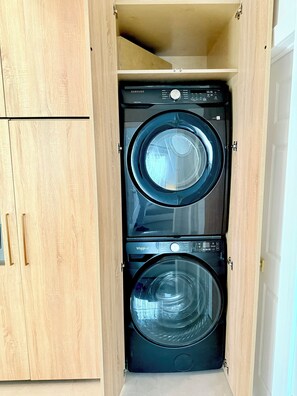 Interior - Charming Modern Guest House in Los Angeles (Los Angeles)