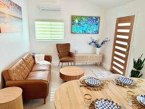 Interior - Charming Modern Guest House in Los Angeles (Los Angeles)