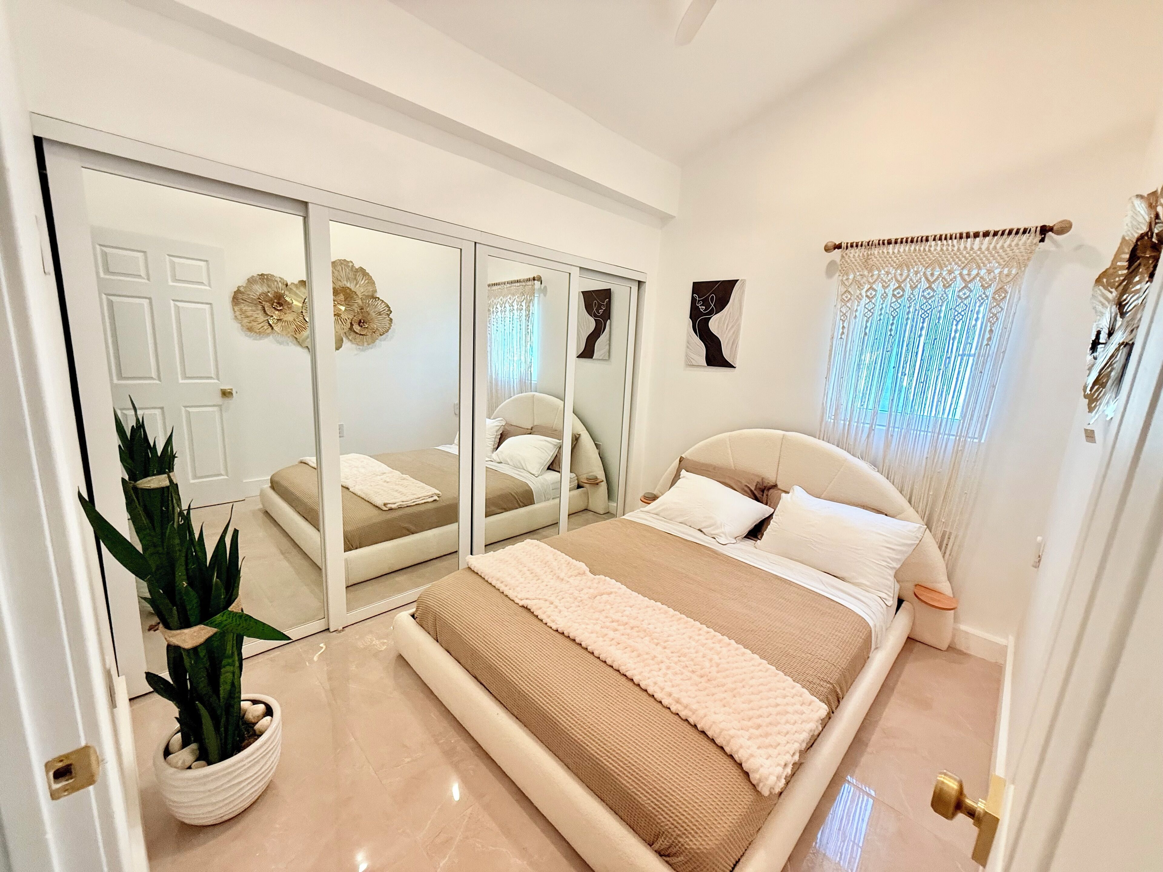 1 غرفة نوم ومكواة/لوح كي وواي فاي وملاءات أسرّة