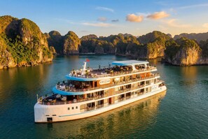 Front of property - Du Yen Cruise (Ha Long)