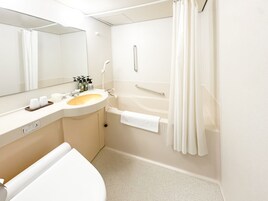 シャワー付き浴槽、ヘアドライヤー、タオル、シャンプー