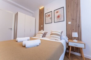 Desk, WiFi, bed sheets