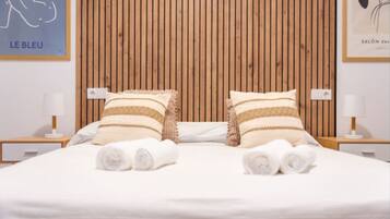 Een bureau, wifi, beddengoed