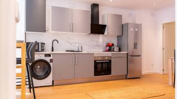 Een koelkast, een magnetron, een oven, een kookplaat