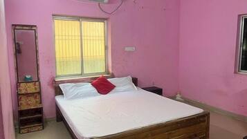 Ropa de cama hipoalergénica, escritorio y sistema de insonorización