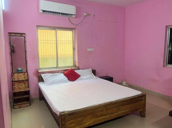 Deluxe Double Room | Hypo-allergenic bedding, desk, soundproofing, free WiFi