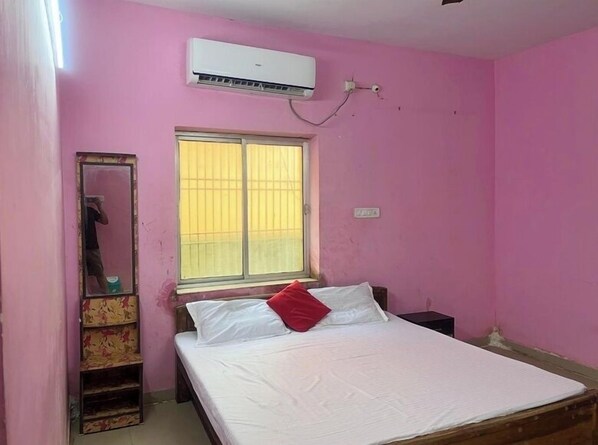 ملاءات للفراش لا تسبب الحساسية ومكتب وتجهيزات عازلة للصوت