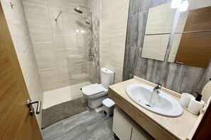 Dusj, hårføner, håndklær og såpe