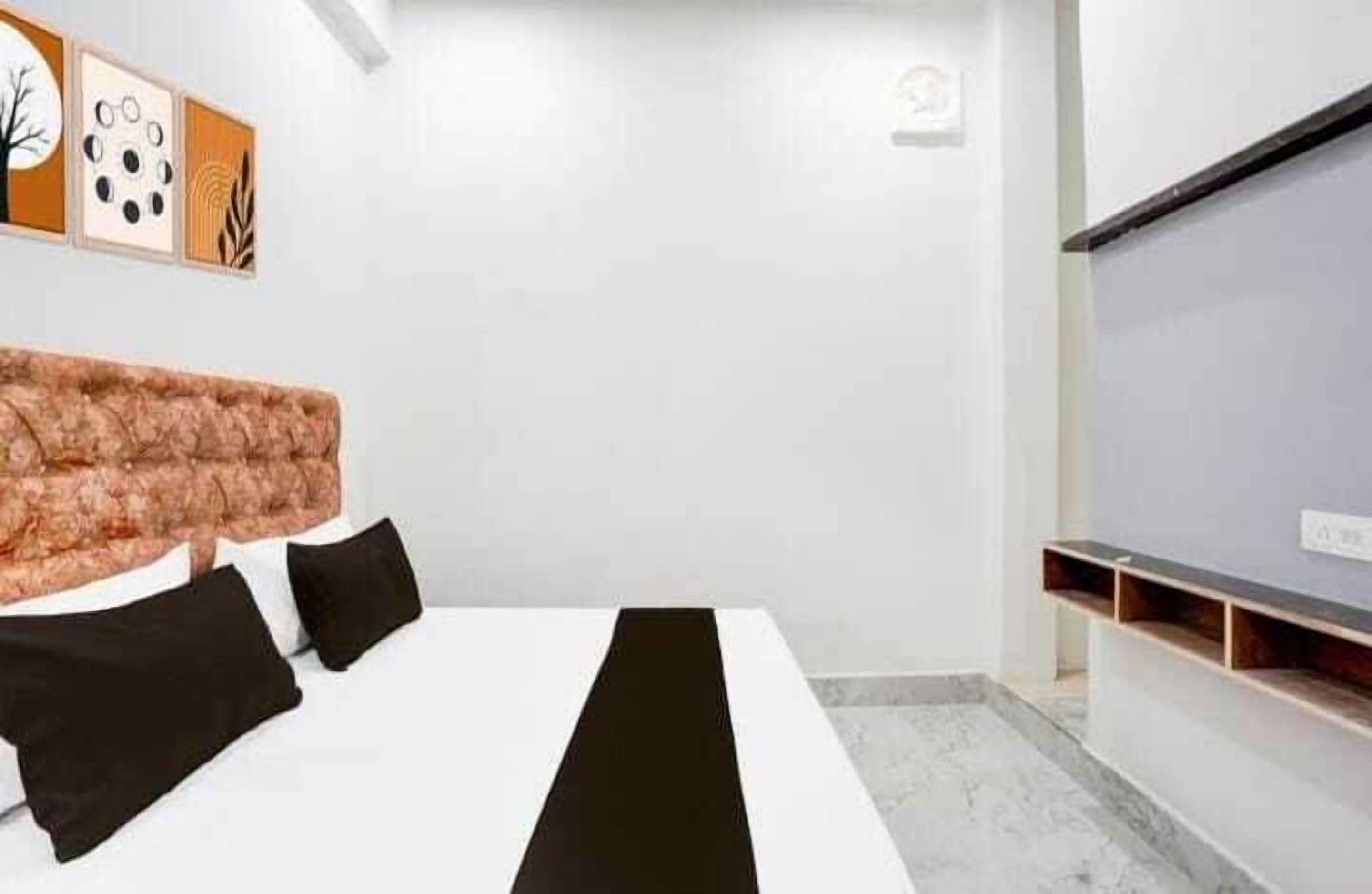 Double Room | Desk, rollaway beds, free WiFi, bed sheets