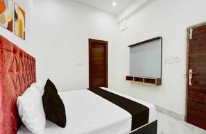 Double Room | Desk, rollaway beds, free WiFi, bed sheets - Hotel River View & Restaurant (Hathras)
