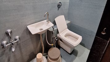 Double Room | Bathroom | Shower, free toiletries, towels, soap