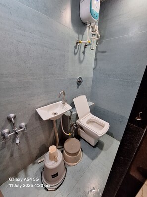 Double Room | Bathroom | Shower, free toiletries, towels, soap