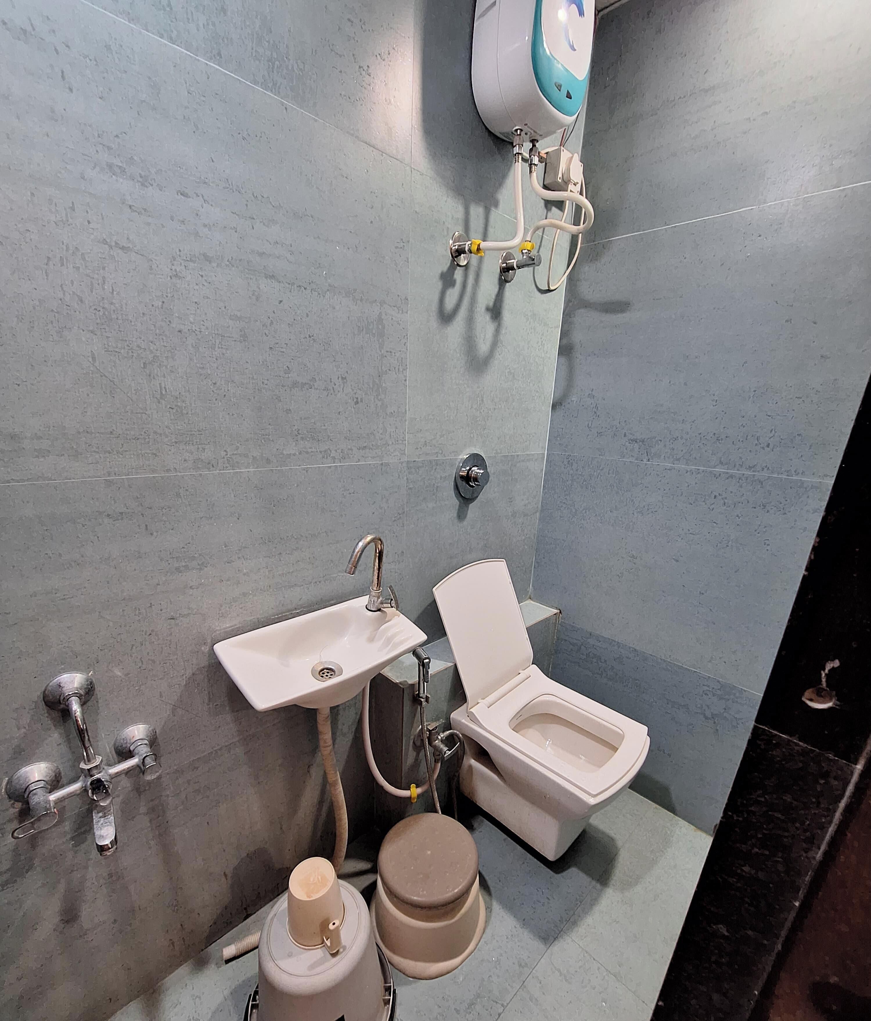 Double Room | Bathroom | Shower, free toiletries, towels, soap