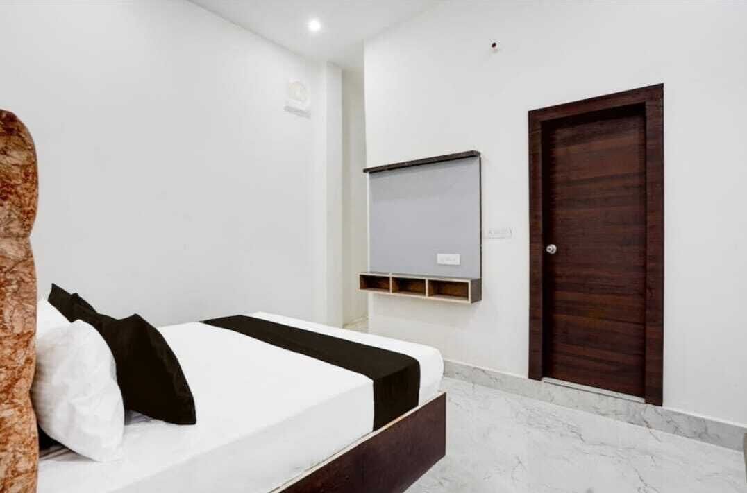 Double Room | Desk, rollaway beds, free WiFi, bed sheets