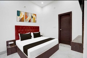 Chambre Double | Bureau, lits pliants/supplémentaires, Wi-Fi gratuit, draps fournis